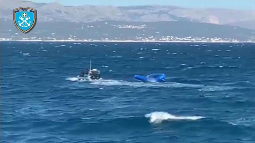 Naufraga bote con migrantes en el mar Egeo; tres muertos