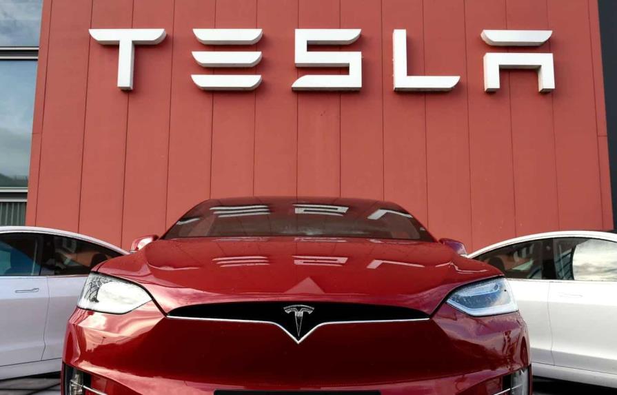 Tesla retira 675,000 autos en China y Estados Unidos
