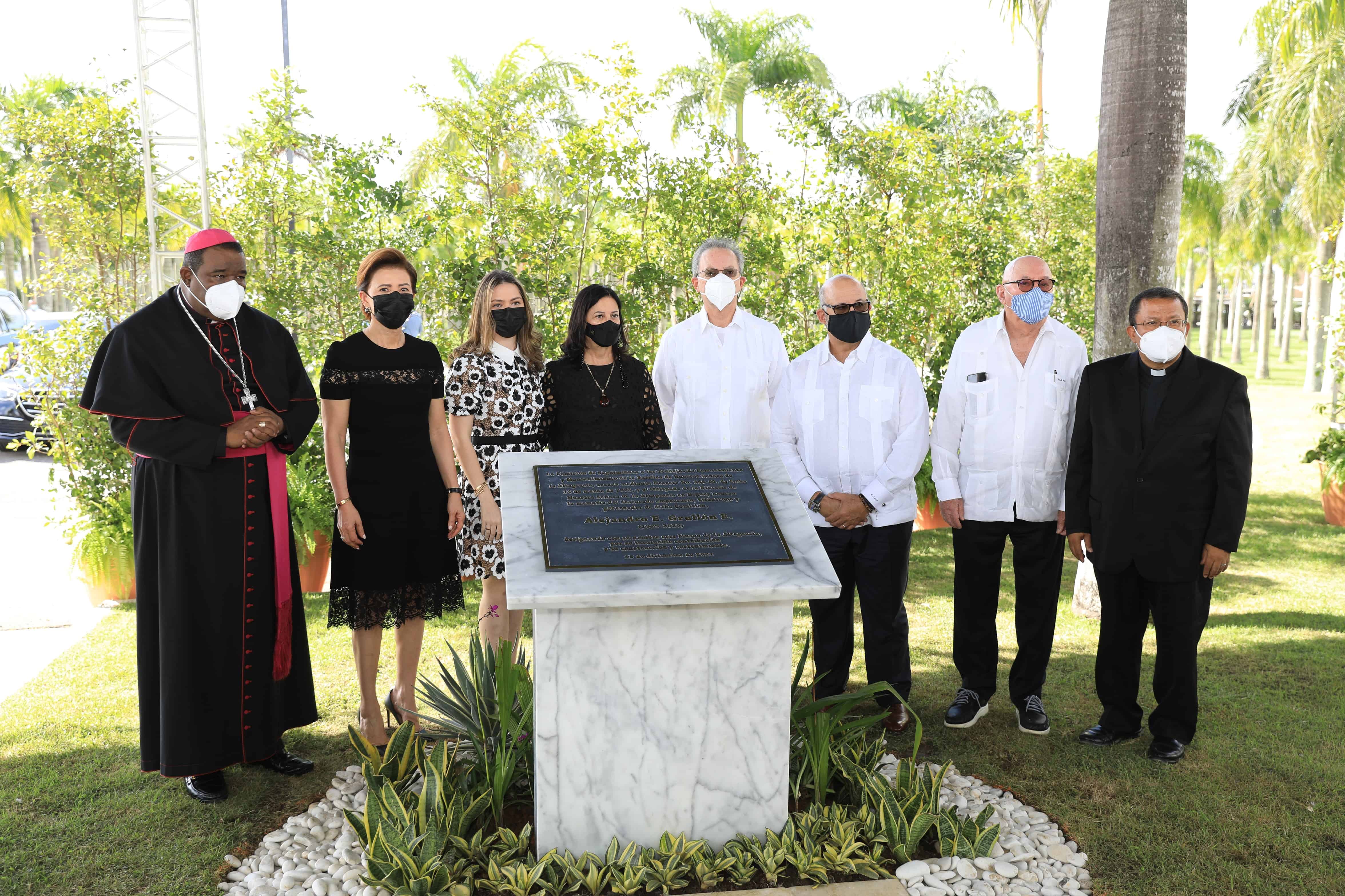 Jesús Castro Marte, Melba Segura viuda Grullón, Alexandra Grullón, Virginia Grullón, Manuel A. Grullón, Eduardo Grullón, Ramón A. Menéndez y Evaristo Areché.