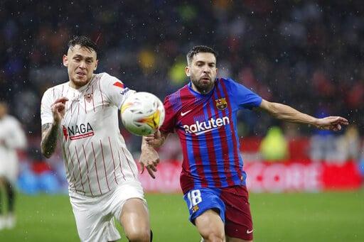 El Barcelona cierra un mal 2021 con empate en Sevilla