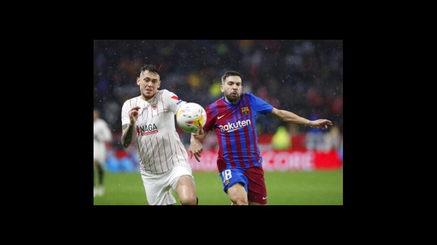 El Barcelona cierra un mal 2021 con empate en Sevilla
