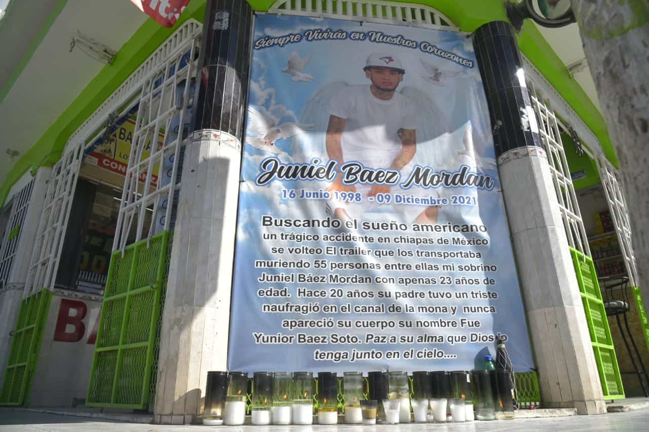 Recordatorio a la entrada de colmado en Cañafistol, Peravia.