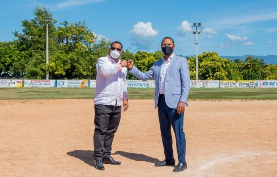 Edesur electrifica e ilumina instalaciones deportivas en Rancho Arriba y Barahona