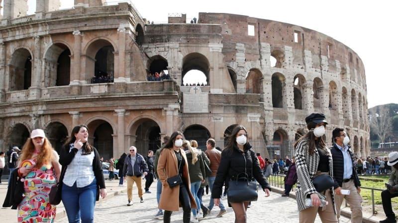 Italia impone la mascarilla en la calle y cierra discotecas ante ómicron