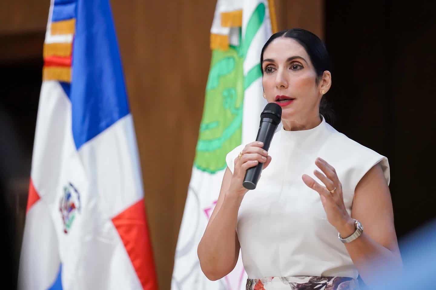 La primera dama, Raquel Arbaje.