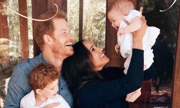 El príncipe Harry y Meghan comparten la primera fotografía de su hija Lilibeth