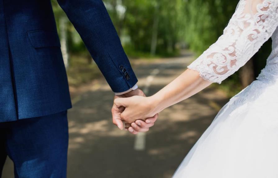 Novia le quita invitación de boda a su amiga porque se ve demasiado bien”