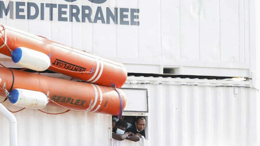 Unos 800 migrantes esperan puerto para desembarcar en tres barcos de ONG Unos 800 migrantes esperan puerto para desembarcar en tres barcos de ONG