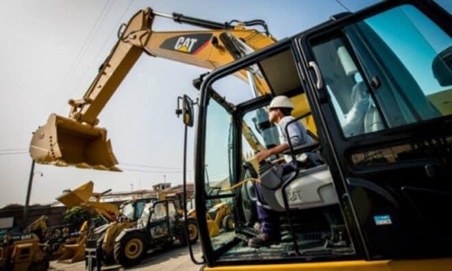 Gobierno dispone aumento salarial de 15.5 % para operadores de máquinas pesadas