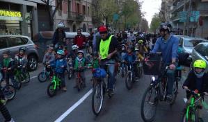 En Barcelona, un bicibús para que los niños vayan con seguridad a la escuela
