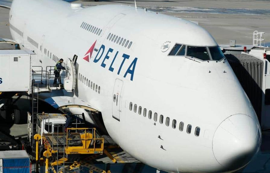 Delta y United cancelan más de 200 vuelos antes de Navidad debido a ómicron