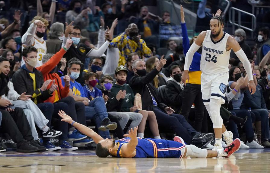 Curry anota 46, Warriors frenan a los Grizzlies