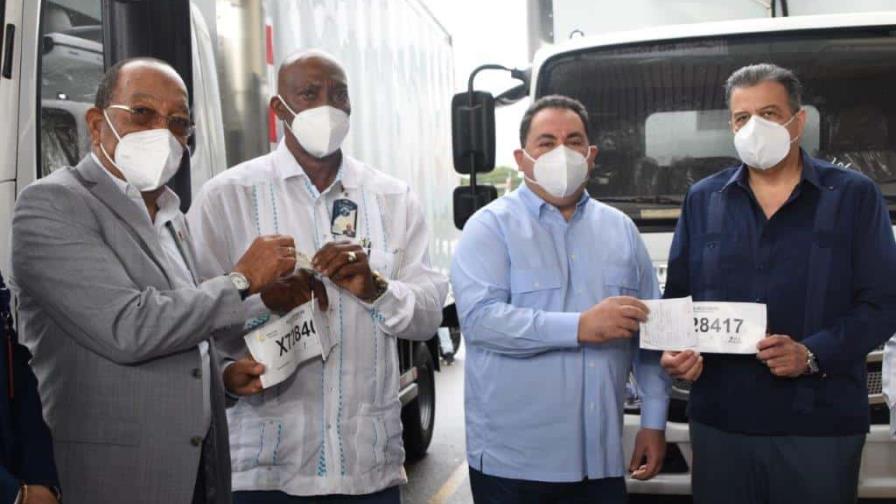 Conavihsida entrega camiones climatizados al SNS para el traslado de antirretrovirales Conavihsida entrega camiones climatizados al SNS para el traslado de antirretrovirales