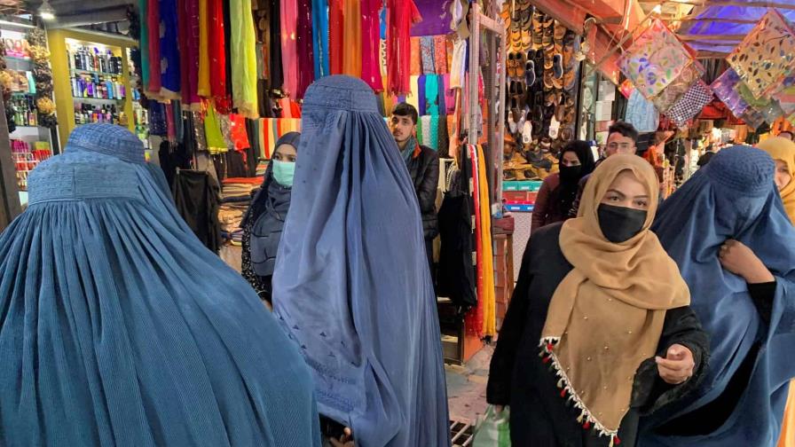 Mujeres pierden valor si muestran la cara en público, líder talibán
