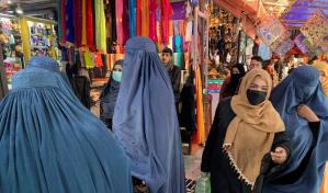 Los talibanes prohíben a las mujeres viajar solas y sin velo trayectos largos en taxis por Kabul