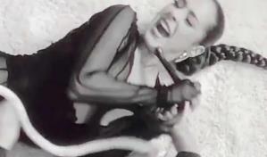 Cantante es mordida por una serpiente mientras grababa video musical