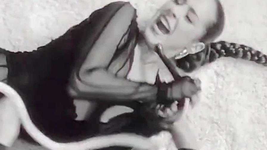Cantante es mordida por una serpiente mientras grababa video musical Cantante es mordida por una serpiente mientras grababa video musical