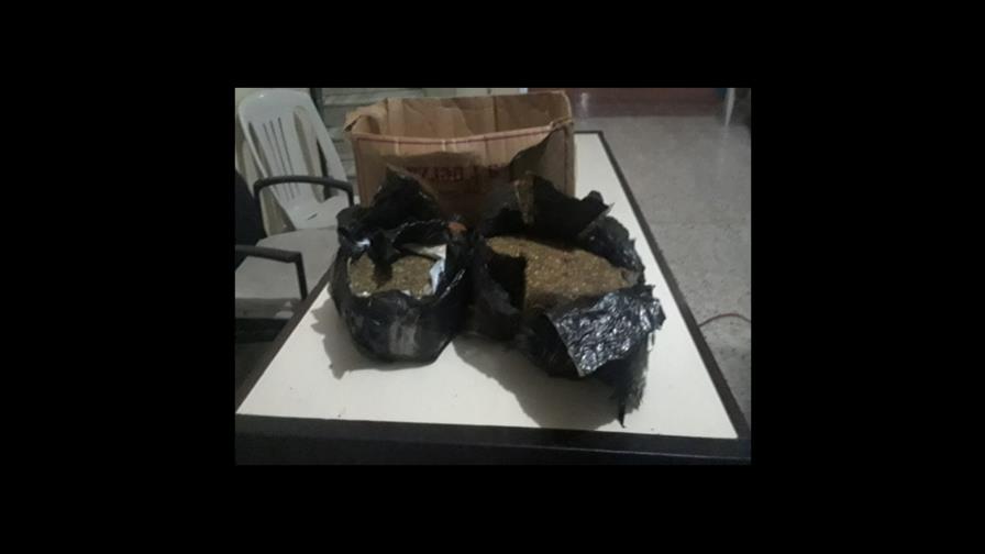 Apresan hombre con dos pacas de presunta marihuana Apresan hombre con dos pacas de presunta marihuana