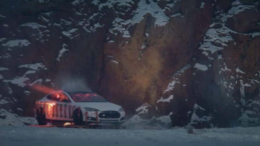 Youtuber destruye Tesla con dinamita porque arreglarlo era costoso Youtuber destruye Tesla con dinamita porque arreglarlo era costoso
