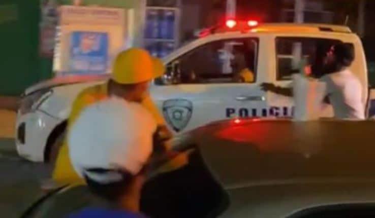 Hombre roba patrulla de la Policía durante teteo y choca hombre y varios vehículos en Santiago