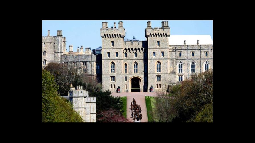 Policía detiene a intruso armado que merodeó fuera de castillo de Isabel II