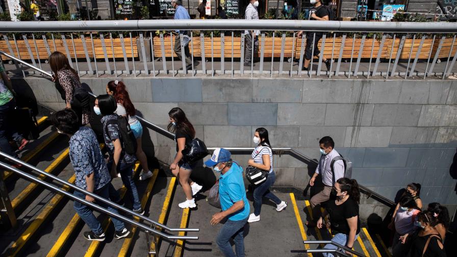 Chile anuncia restricciones a 1.6 millones de personas que no se han puesto la tercera dosis Chile anuncia restricciones a 1.6 millones de personas que no se han puesto la tercera dosis