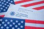 Gobernadora de NY otorga perdón a siete inmigrantes dominicanos, evitando su deportación a RD