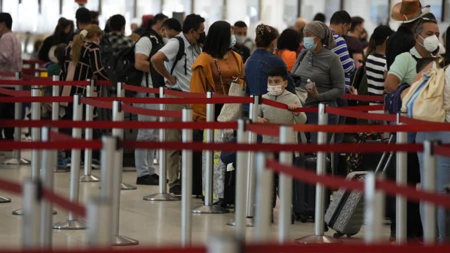 Caos en transporte aéreo y cifras récord de contagios en Europa por ómicron