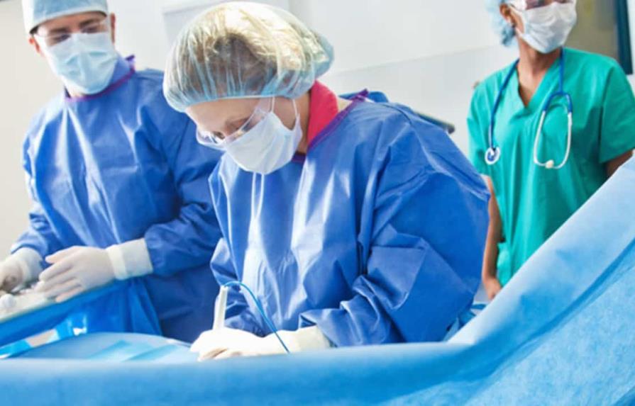 Practican con éxito una césarea a una italiana en plena operación cerebral
