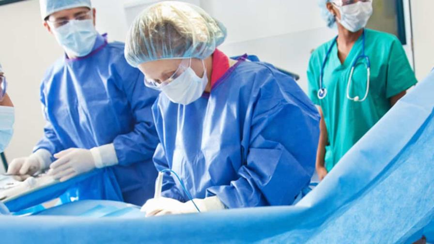 Practican con éxito una césarea a una italiana en plena operación cerebral Practican con éxito una césarea a una italiana en plena operación cerebral