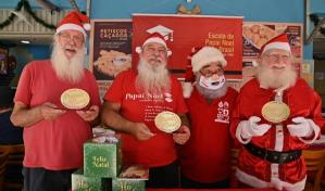 Ayudantes de Santa Claus se cortan las barbas tras cumplir su labor