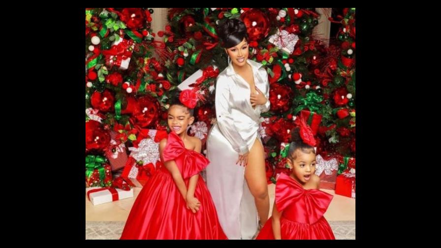 Esto costó el vestido que usó Cardi B para su sesión de fotos de Navidad Esto costó el vestido que usó Cardi B para su sesión de fotos de Navidad