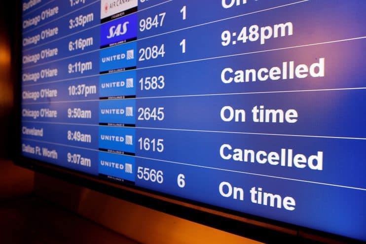 Miles de cancelaciones de vuelos agregan frustración a la pandemia