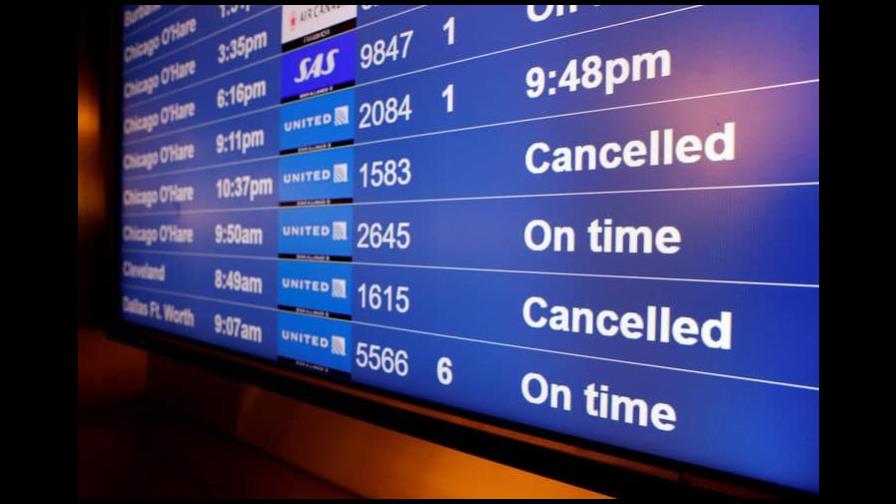 Miles de cancelaciones de vuelos agregan frustración a la pandemia