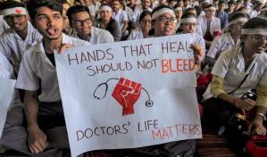 Cientos de médicos protestan en Nueva Delhi y amenazan con una huelga