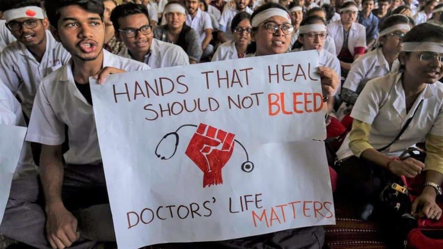 Cientos de médicos protestan en Nueva Delhi y amenazan con una huelga Cientos de médicos protestan en Nueva Delhi y amenazan con una huelga