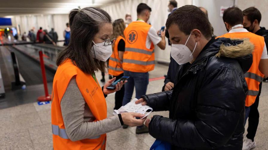 España incrementa los controles sanitarios de entrada a través de aeropuertos