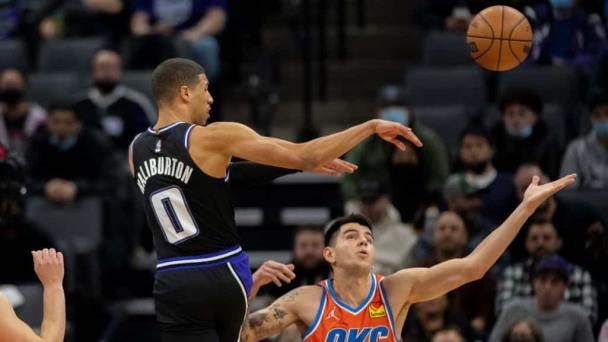 Haliburton ayuda a Kings en triunfo sobre Thunder disminuido