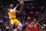 Con triples dobles de James y Westbrook, Lakers ganan