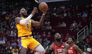 Con triples dobles de James y Westbrook, Lakers ganan