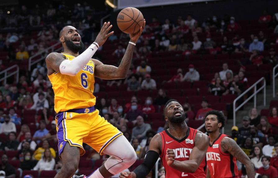 Con triples dobles de James y Westbrook, Lakers ganan