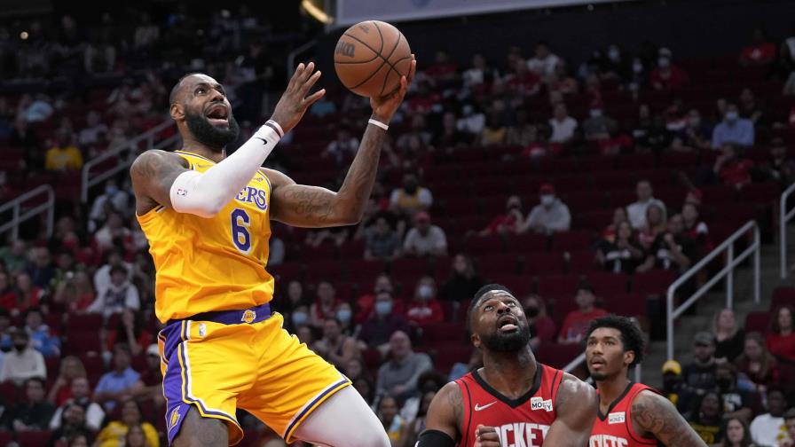 Con triples dobles de James y Westbrook, Lakers ganan