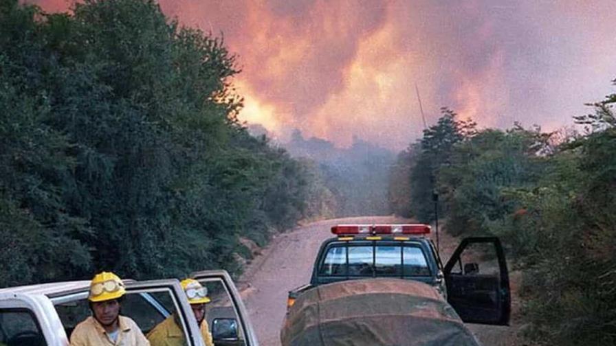 Dos muertos al caer helicóptero que combatía incendios en Patagonia argentina
