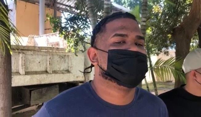 Aplazan medida de coerción a hombre que robó patrulla y atropelló a dos policías en Villa González
