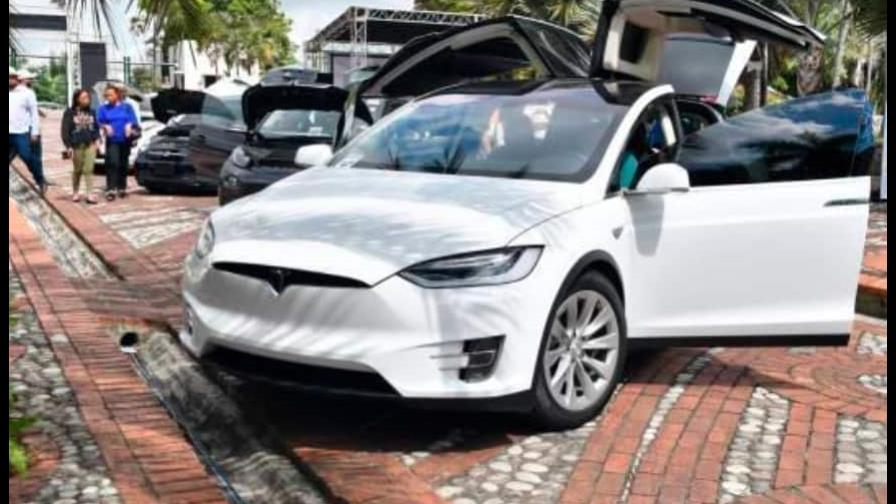 Tesla revisará 475,000 vehículos en EE.UU. por problemas con la cámara trasera y en el maletero Tesla revisará 475,000 vehículos en EE.UU. por problemas con la cámara trasera y en el maletero