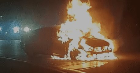 Video | Vehículo se incendia en la autopista Duarte; no reportan heridos 