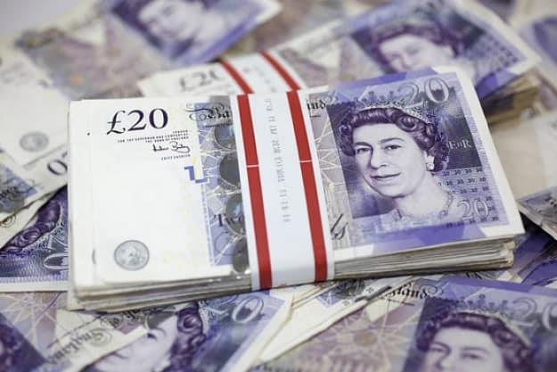 Filial de banco en el Reino Unido distribuye 130 millones de libras por error