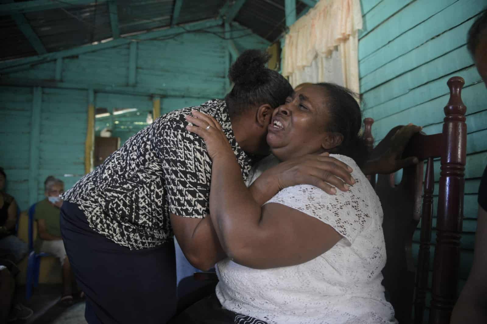 Familiares de Magalys de la Cruz de Los Ángeles.