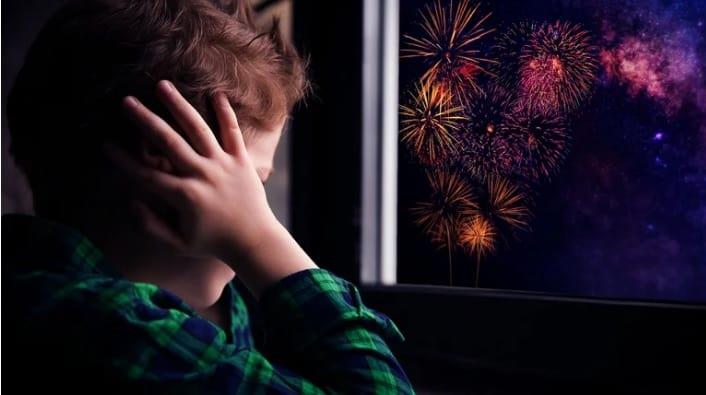 Cómo afecta la pirotecnia a los niños con autismo (y qué hacer para protegerlos)