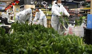 China entrega art&iacute;culos comestibles a poblaci&oacute;n confinada